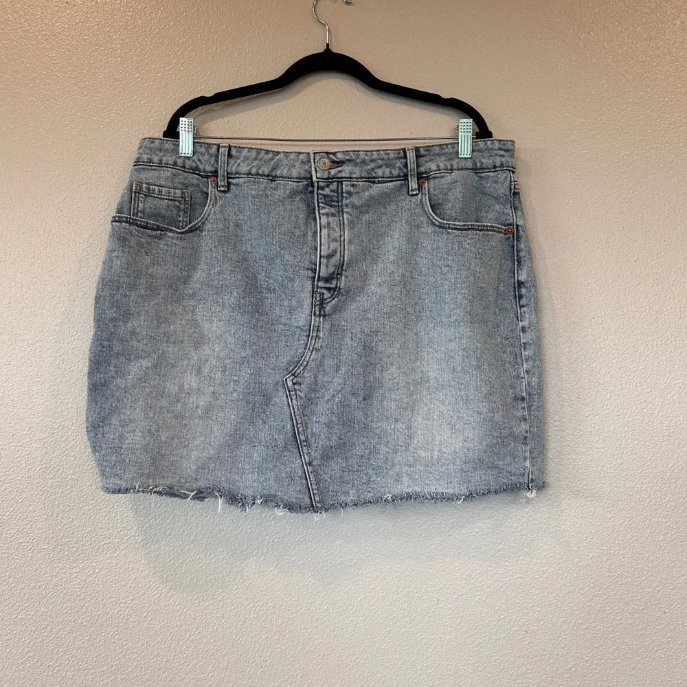 Old Navy High Rise Light Wash‎ Denim Mini Skirt Raw Hem Button Fly Size 18